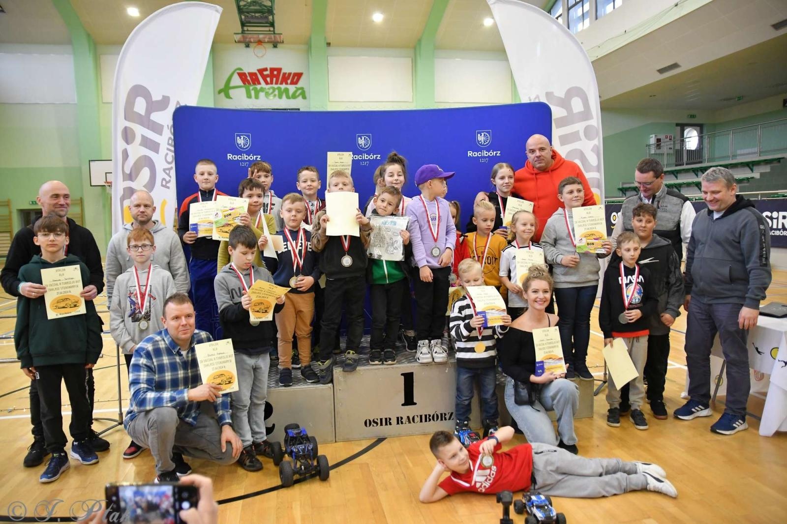 Zdjęcie w galerii na portalu naszraciborz.pl: Zdalnie sterowane wyścigi w Arenie Rafako [FOTO i WIDEO] wiadomości z regionu