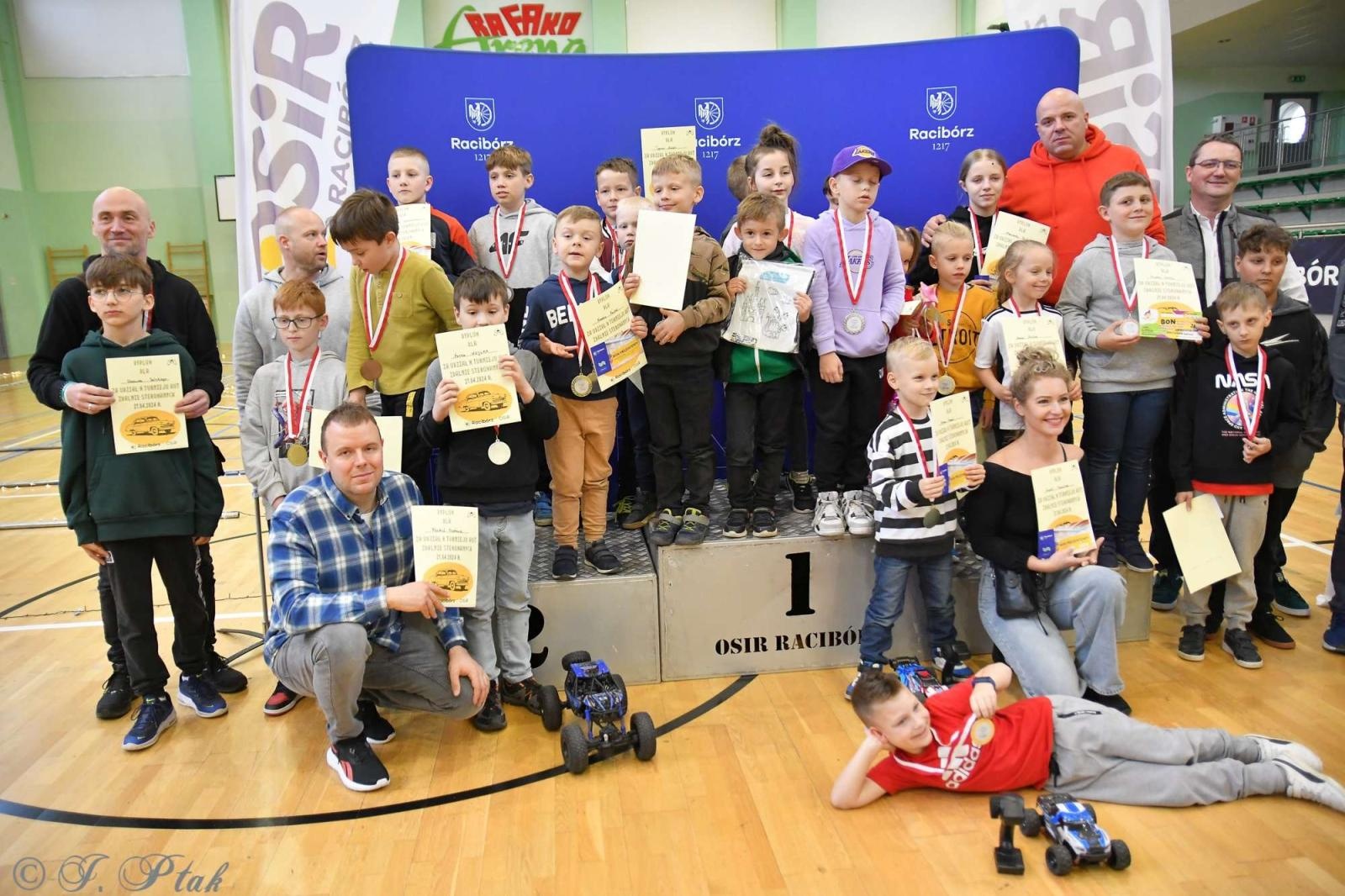 Zdjęcie w galerii na portalu naszraciborz.pl: Zdalnie sterowane wyścigi w Arenie Rafako [FOTO i WIDEO] wiadomości z regionu
