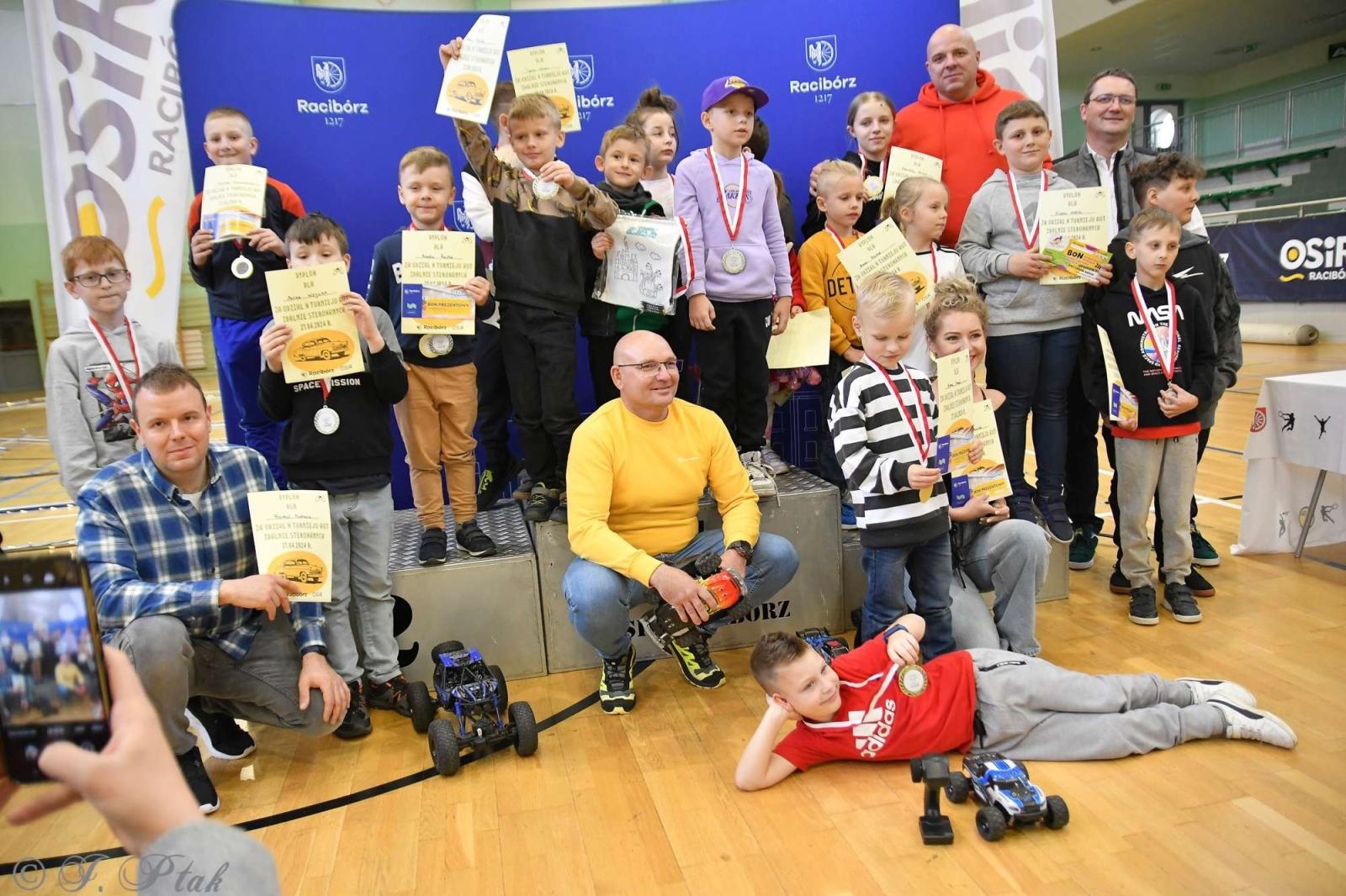 Zdjęcie w galerii na portalu naszraciborz.pl: Zdalnie sterowane wyścigi w Arenie Rafako [FOTO i WIDEO] wiadomości z regionu