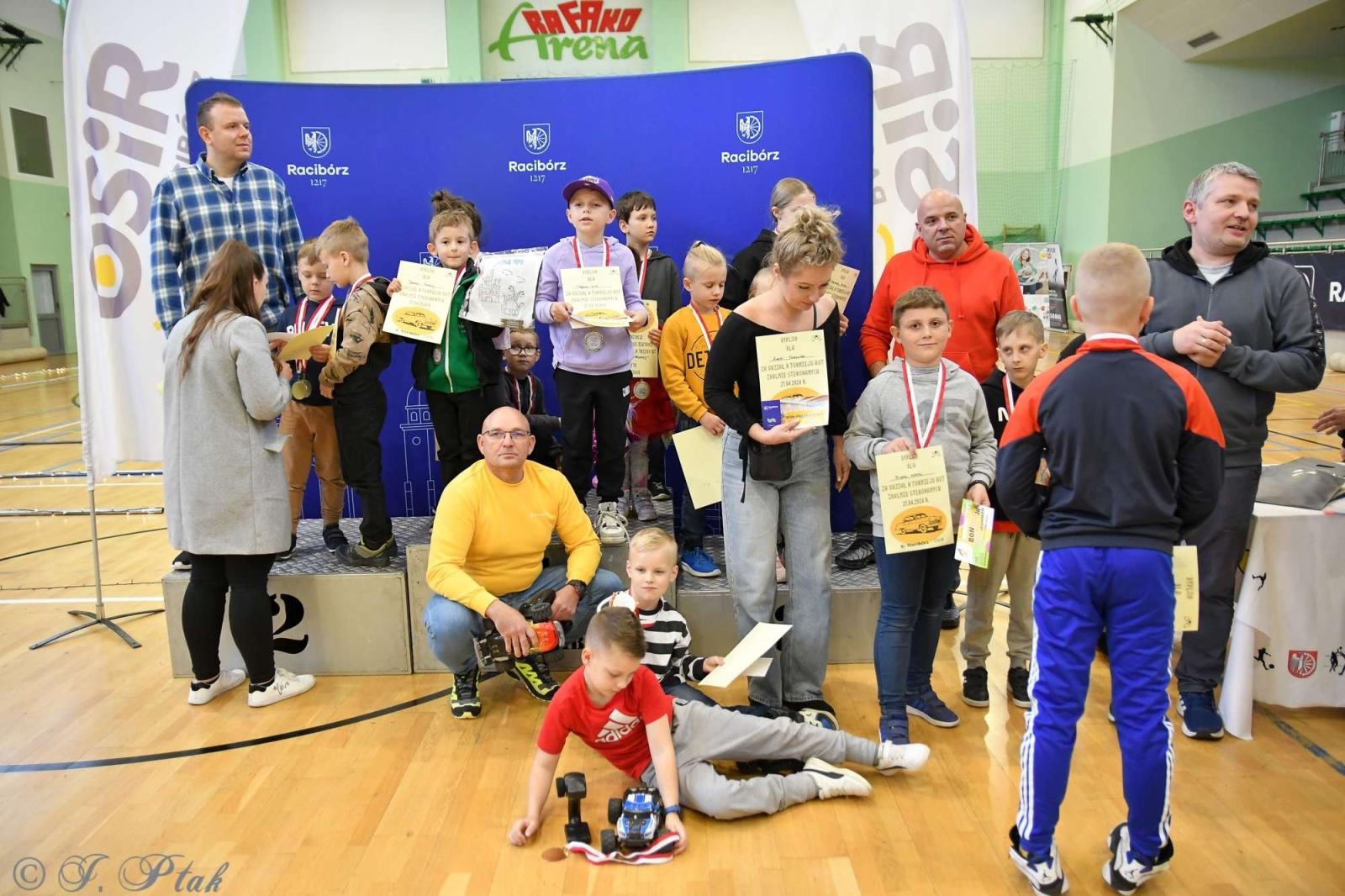 Zdjęcie w galerii na portalu naszraciborz.pl: Zdalnie sterowane wyścigi w Arenie Rafako [FOTO i WIDEO] wiadomości z regionu