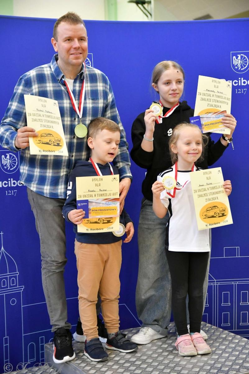 Zdjęcie w galerii na portalu naszraciborz.pl: Zdalnie sterowane wyścigi w Arenie Rafako [FOTO i WIDEO] wiadomości z regionu