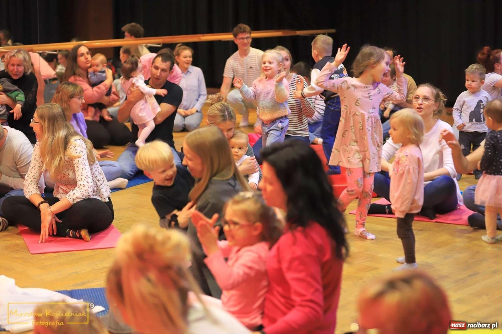 Zdjęcie w galerii na portalu naszraciborz.pl: Prześliczna wiolonczela. Kolejna edycja Maluchów w krainie dźwięku wiadomości z regionu