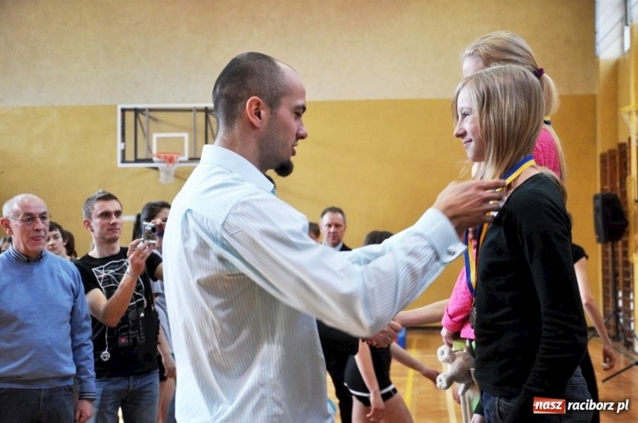Zdjęcie w galerii na portalu naszraciborz.pl: Skok wzwyż przy muzyce z Arturem Nogą wiadomości z regionu
