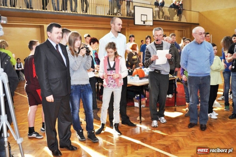 Zdjęcie w galerii na portalu naszraciborz.pl: Skok wzwyż przy muzyce z Arturem Nogą wiadomości z regionu