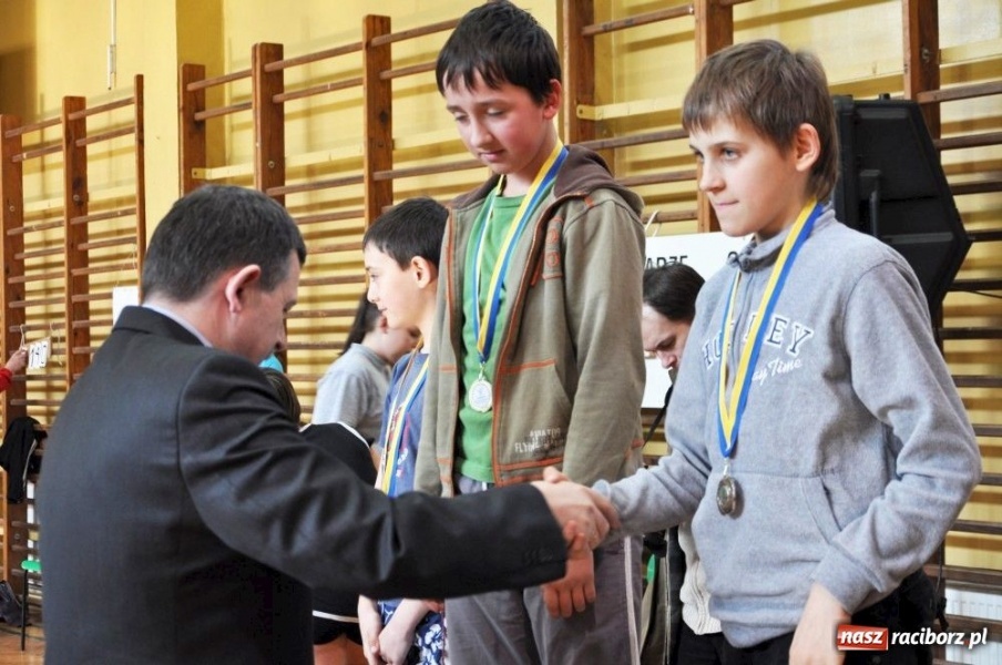 Zdjęcie w galerii na portalu naszraciborz.pl: Skok wzwyż przy muzyce z Arturem Nogą wiadomości z regionu