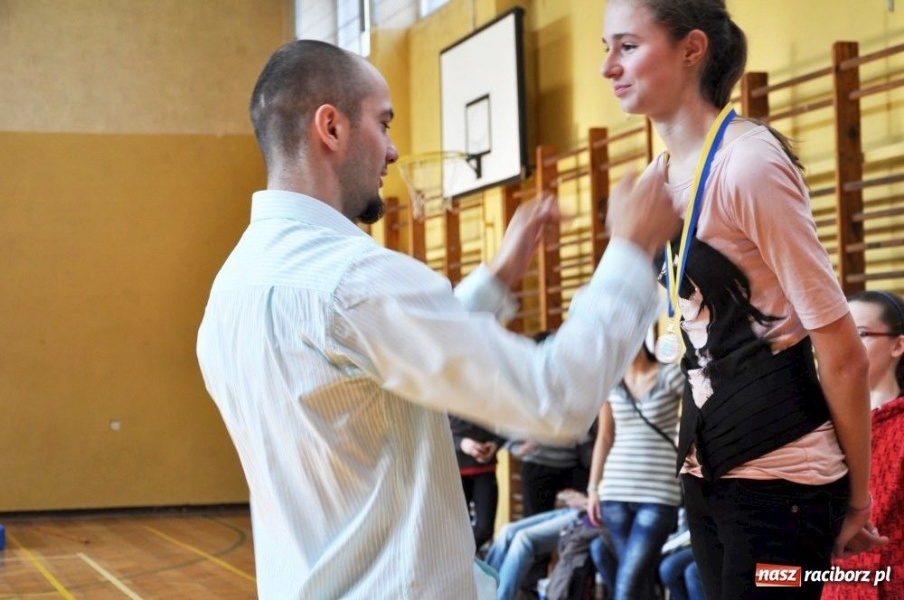 Zdjęcie w galerii na portalu naszraciborz.pl: Skok wzwyż przy muzyce z Arturem Nogą wiadomości z regionu