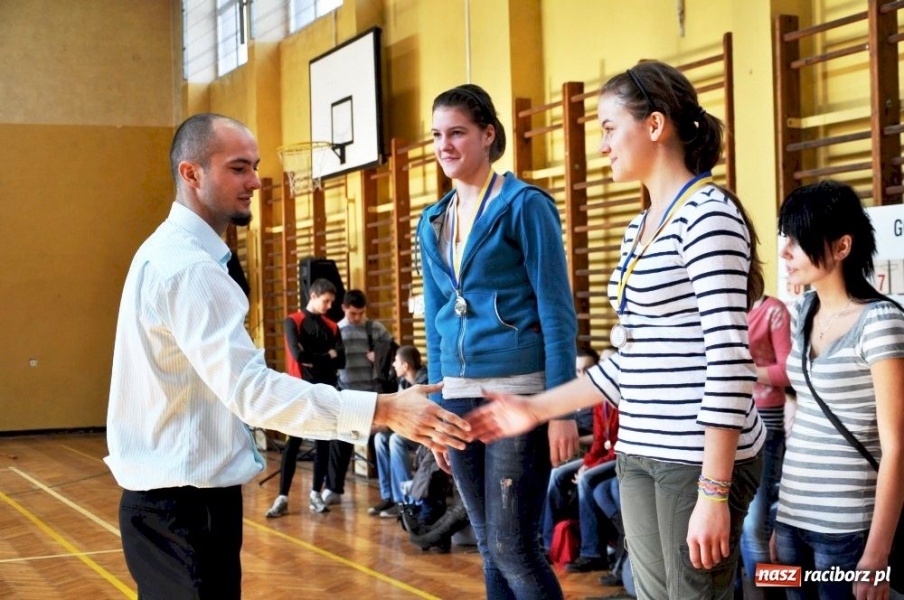 Zdjęcie w galerii na portalu naszraciborz.pl: Skok wzwyż przy muzyce z Arturem Nogą wiadomości z regionu