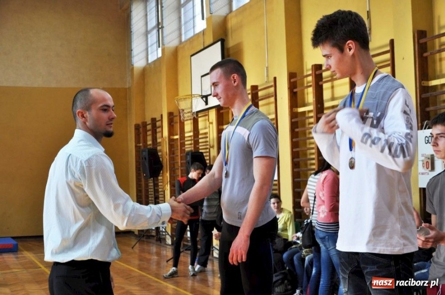 Zdjęcie w galerii na portalu naszraciborz.pl: Skok wzwyż przy muzyce z Arturem Nogą wiadomości z regionu