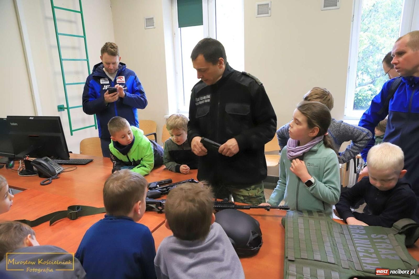 Zdjęcie w galerii na portalu naszraciborz.pl: Raciborski Klub Ojca zawitał do Śląskiego Oddziału Straży Granicznej wiadomości z regionu