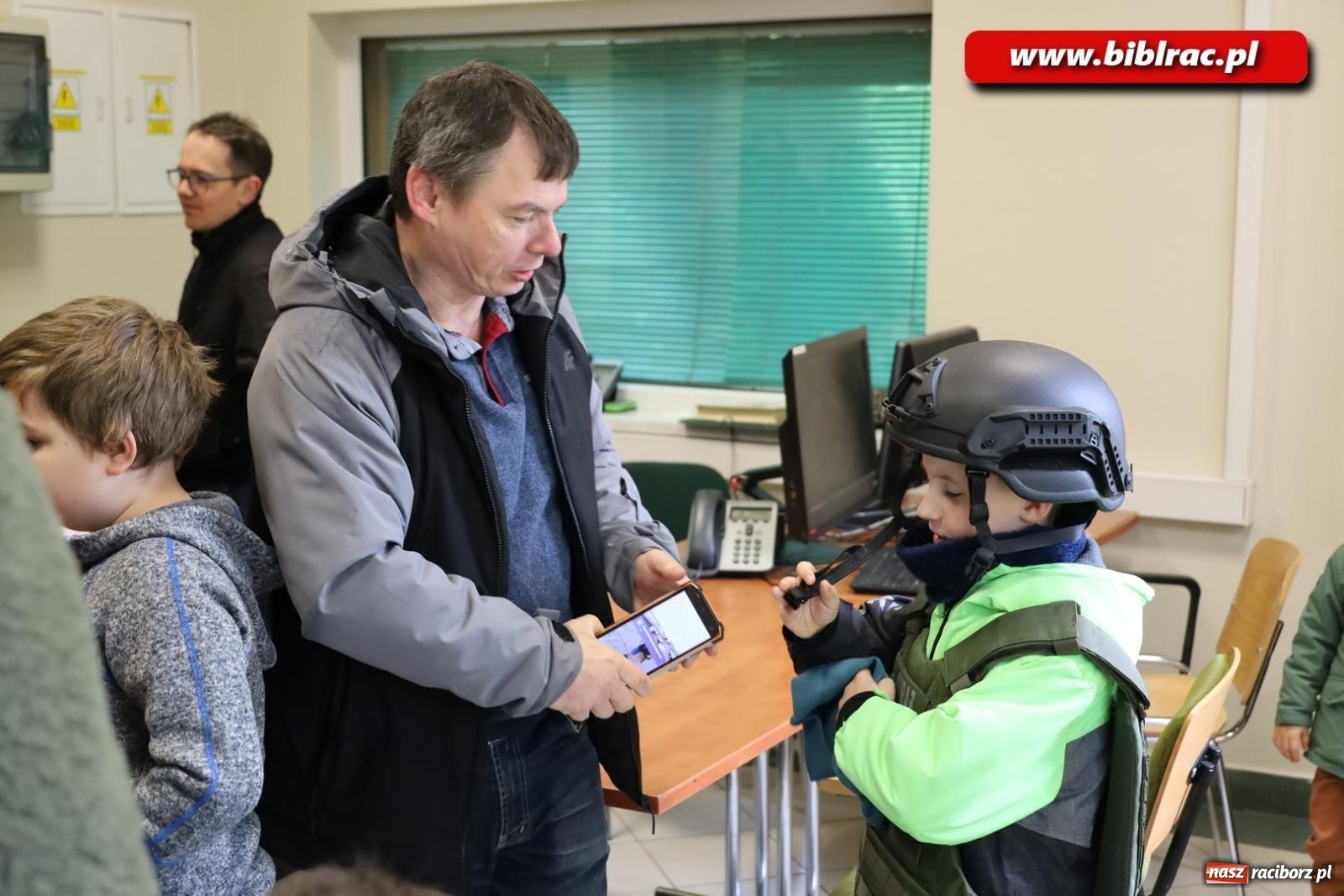 Zdjęcie w galerii na portalu naszraciborz.pl: Raciborski Klub Ojca zawitał do Śląskiego Oddziału Straży Granicznej wiadomości z regionu