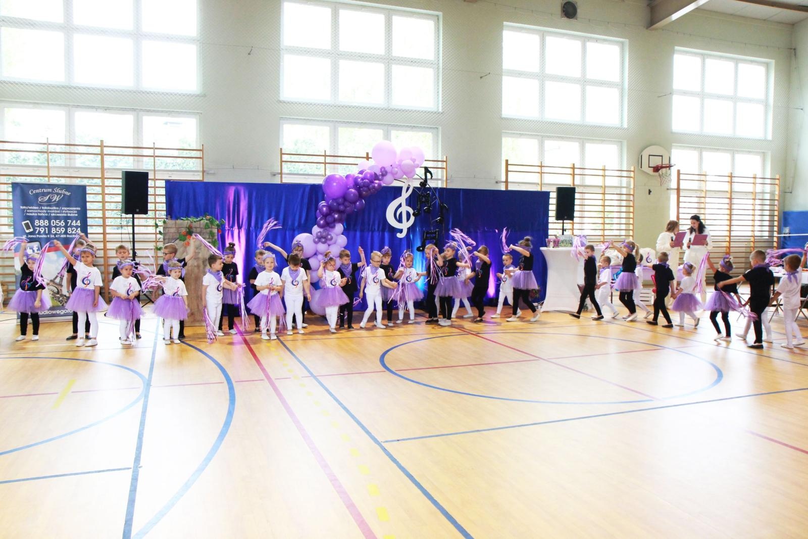 Zdjęcie w galerii na portalu naszraciborz.pl: Tanecznie i kolorowo, czyli II Powiatowy Festiwal Taneczny w Zabełkowie wiadomości z regionu