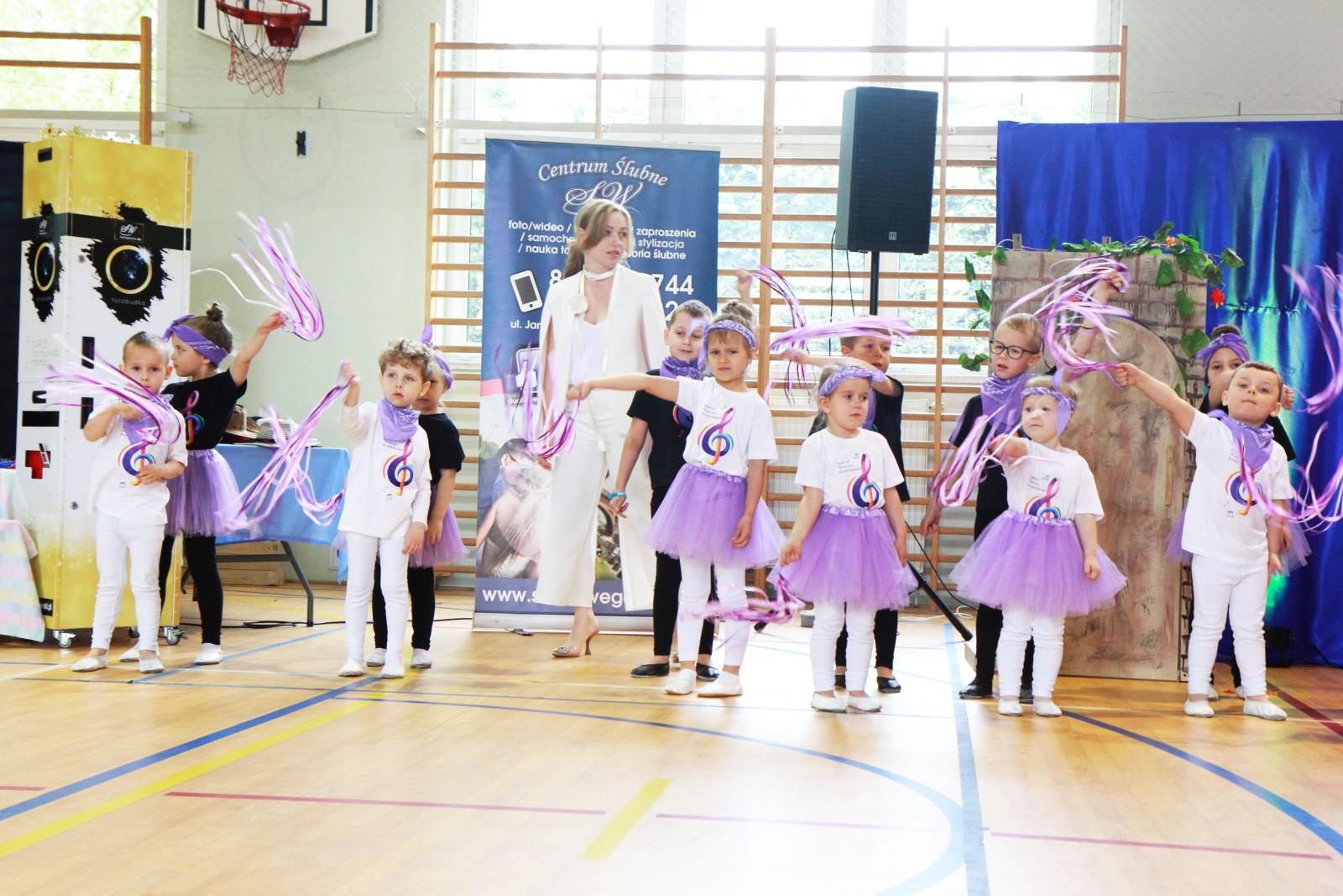 Zdjęcie w galerii na portalu naszraciborz.pl: Tanecznie i kolorowo, czyli II Powiatowy Festiwal Taneczny w Zabełkowie wiadomości z regionu