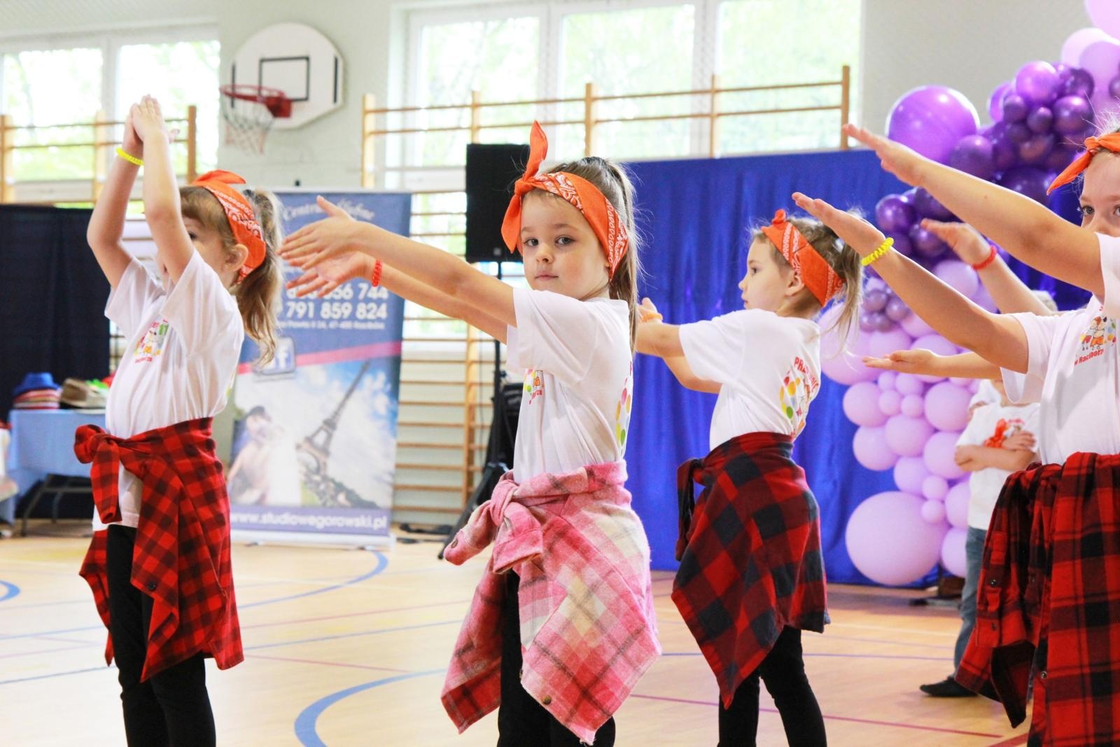 Zdjęcie w galerii na portalu naszraciborz.pl: Tanecznie i kolorowo, czyli II Powiatowy Festiwal Taneczny w Zabełkowie wiadomości z regionu