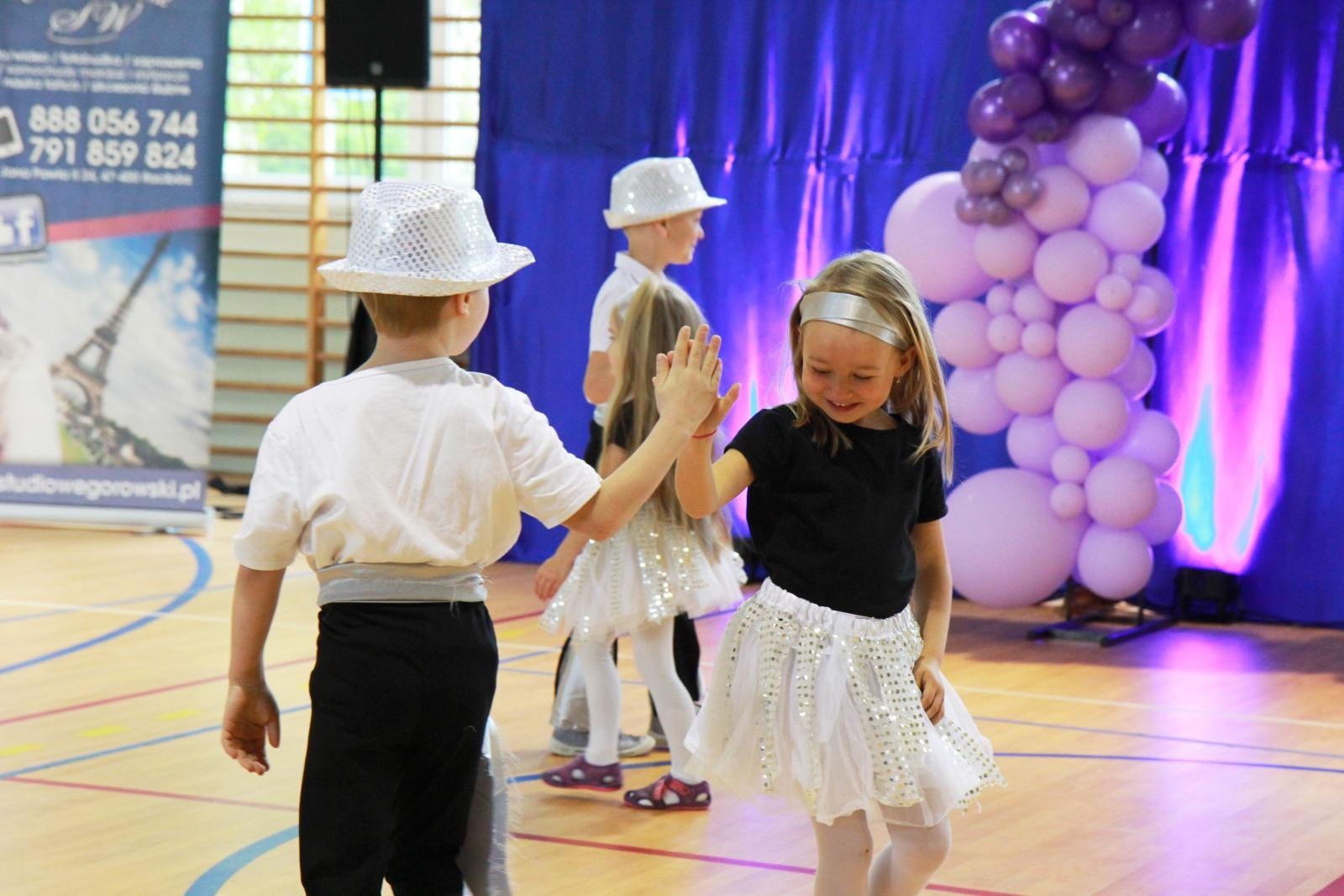 Zdjęcie w galerii na portalu naszraciborz.pl: Tanecznie i kolorowo, czyli II Powiatowy Festiwal Taneczny w Zabełkowie wiadomości z regionu