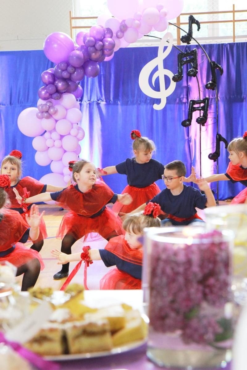 Zdjęcie w galerii na portalu naszraciborz.pl: Tanecznie i kolorowo, czyli II Powiatowy Festiwal Taneczny w Zabełkowie wiadomości z regionu