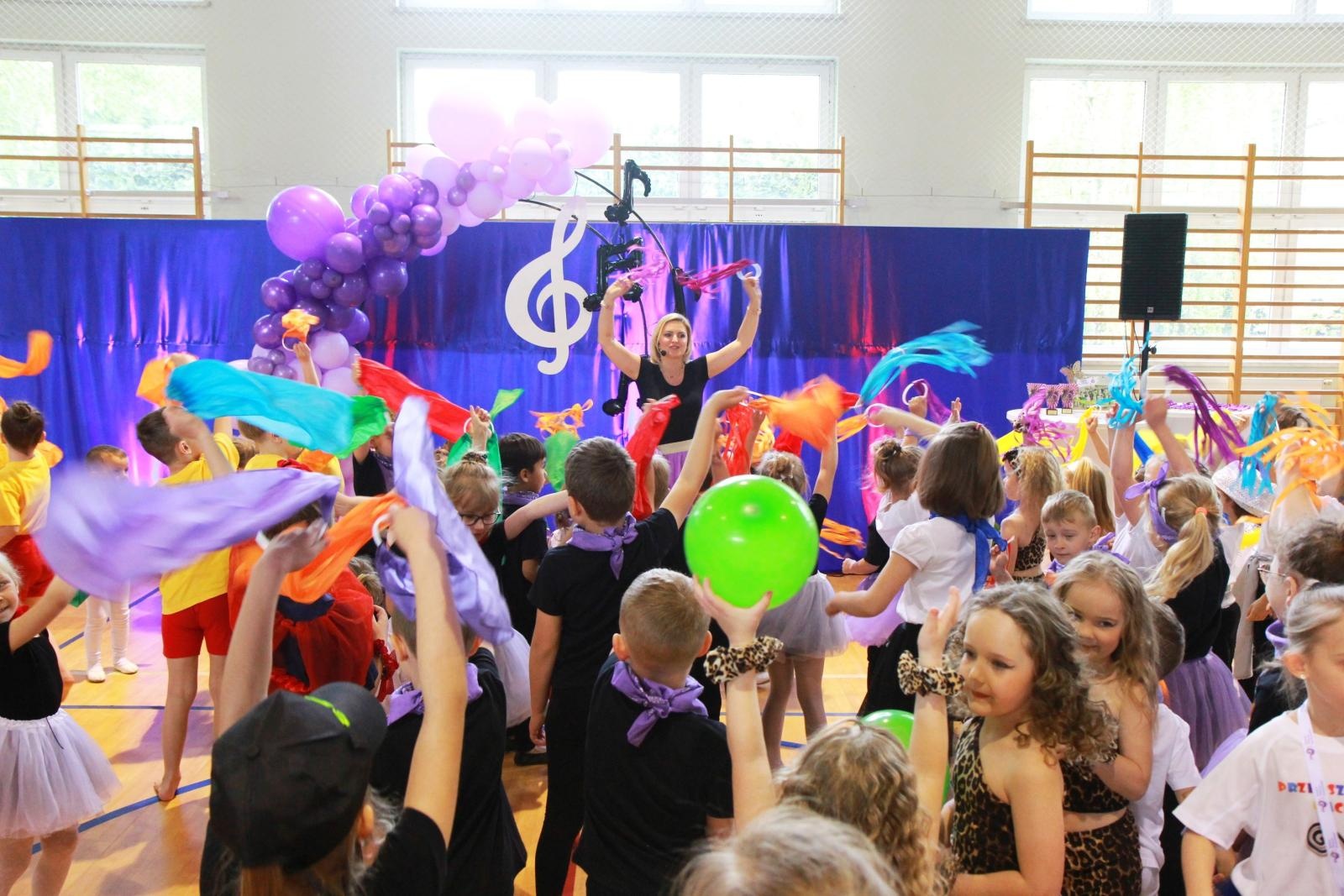 Zdjęcie w galerii na portalu naszraciborz.pl: Tanecznie i kolorowo, czyli II Powiatowy Festiwal Taneczny w Zabełkowie wiadomości z regionu