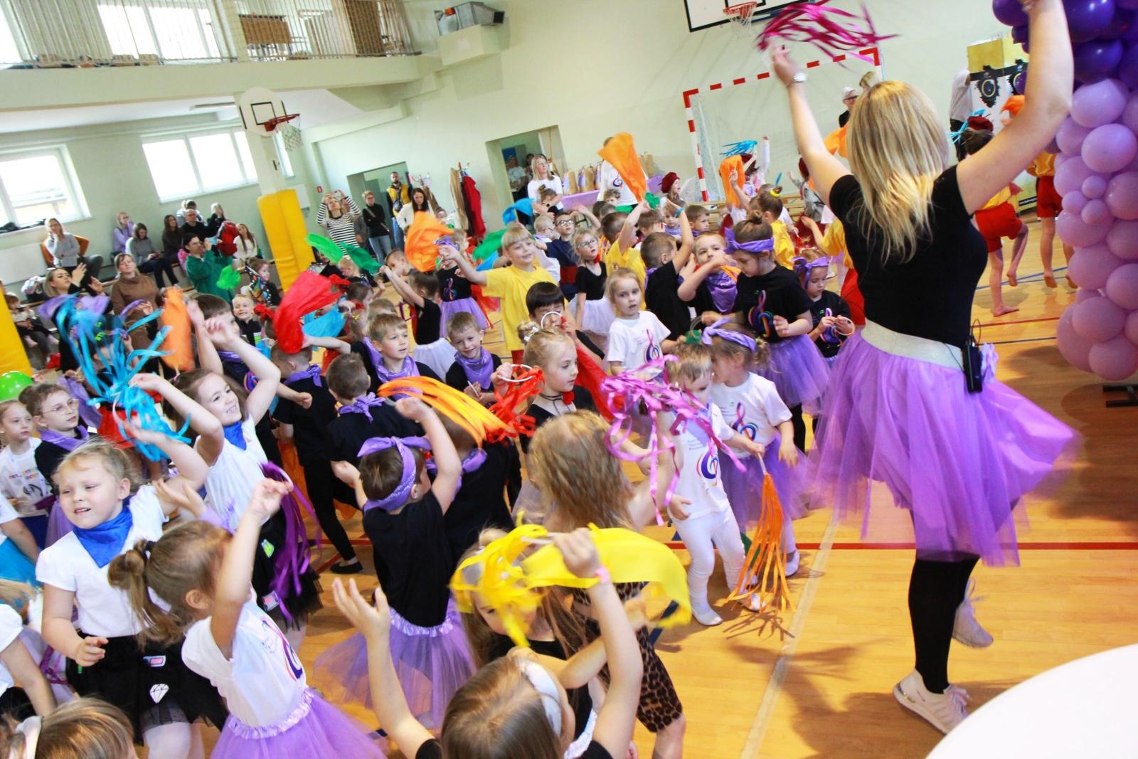 Zdjęcie w galerii na portalu naszraciborz.pl: Tanecznie i kolorowo, czyli II Powiatowy Festiwal Taneczny w Zabełkowie wiadomości z regionu