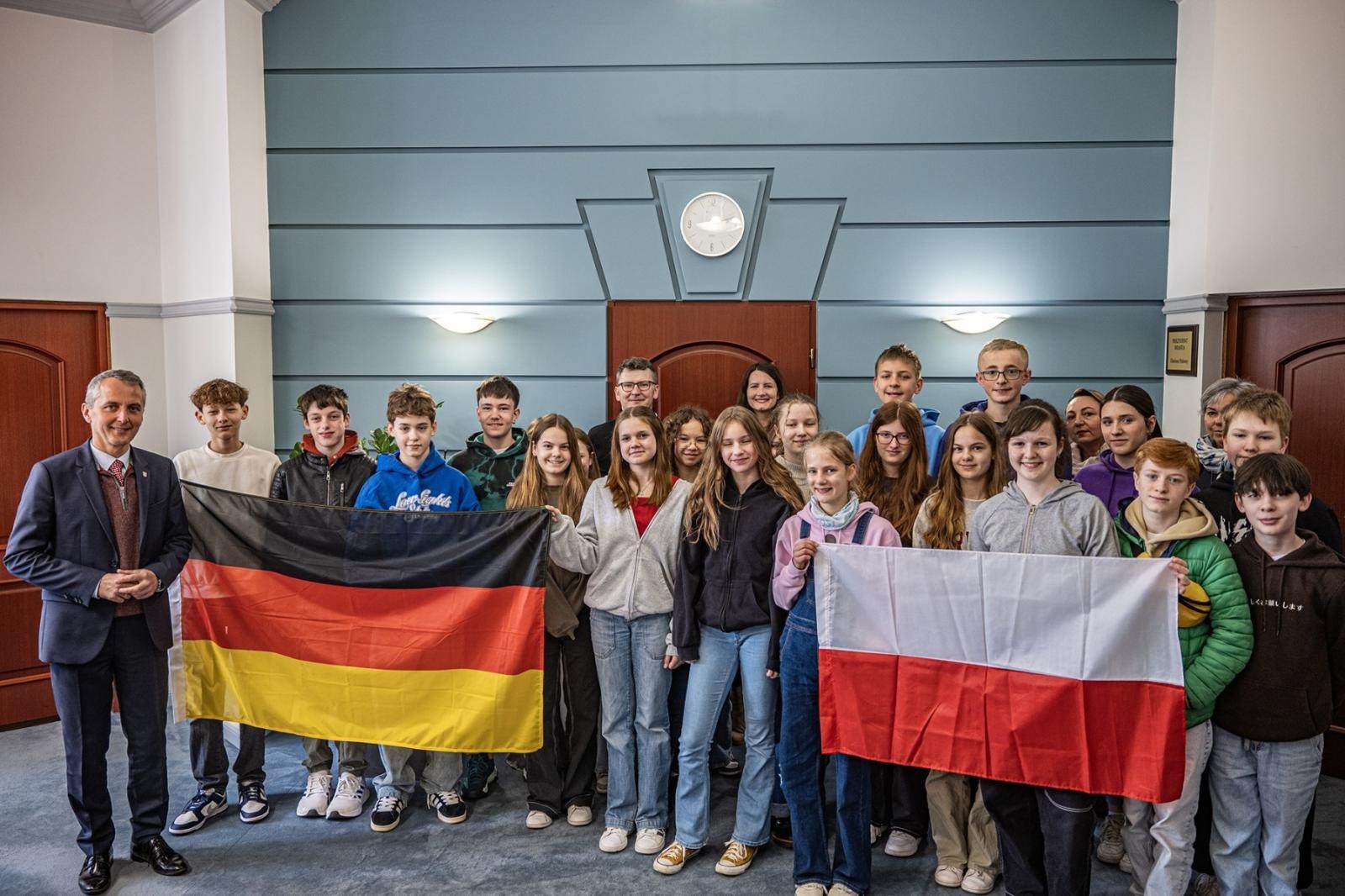 Zdjęcie w galerii na portalu naszraciborz.pl: Młodzież z partnerskiego Roth odwiedziła raciborski ratusz wiadomości z regionu