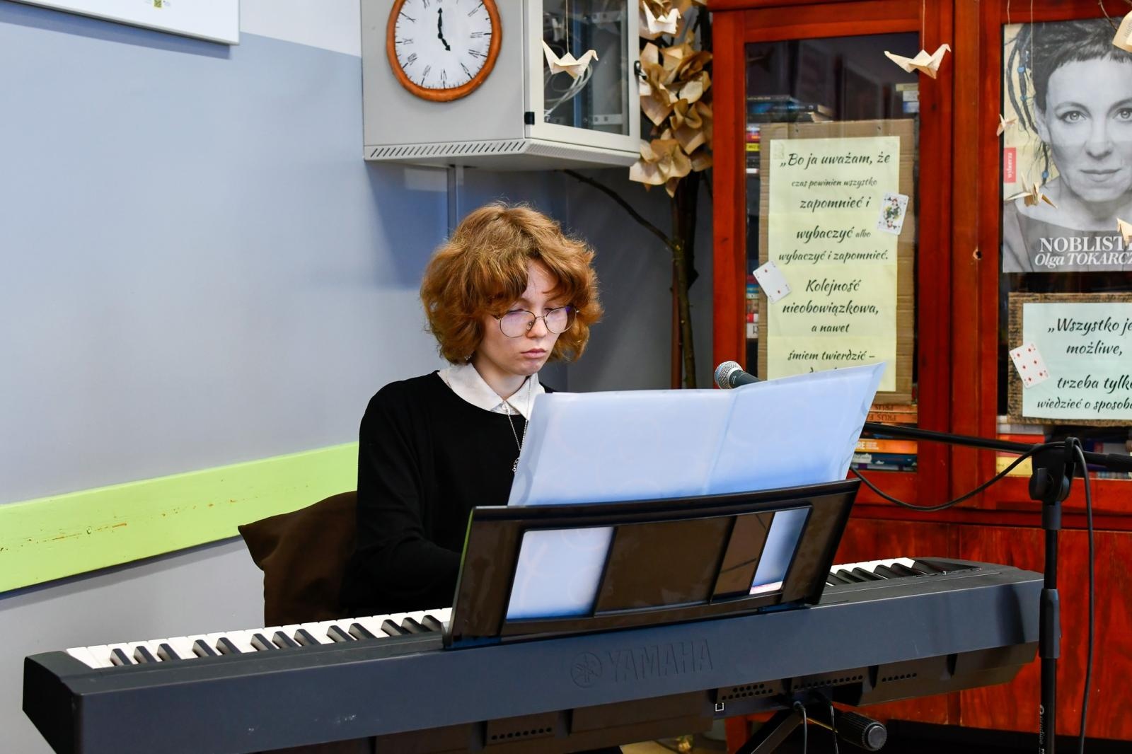 Zdjęcie w galerii na portalu naszraciborz.pl: Muzeum w liceum – wernisaż wystawy w ZSO nr 1 wiadomości z regionu