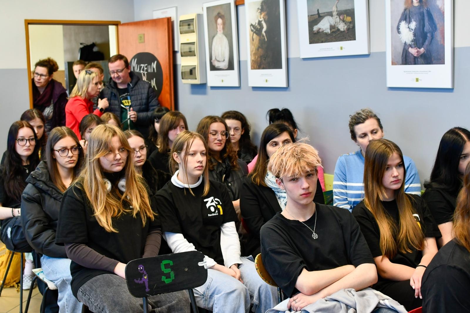 Zdjęcie w galerii na portalu naszraciborz.pl: Muzeum w liceum – wernisaż wystawy w ZSO nr 1 wiadomości z regionu