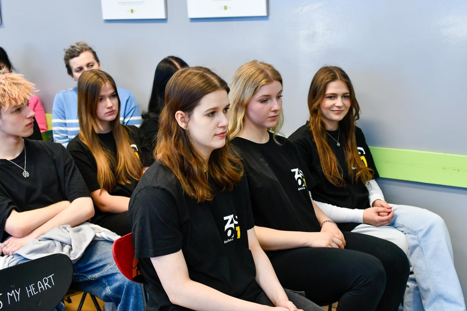 Zdjęcie w galerii na portalu naszraciborz.pl: Muzeum w liceum – wernisaż wystawy w ZSO nr 1 wiadomości z regionu