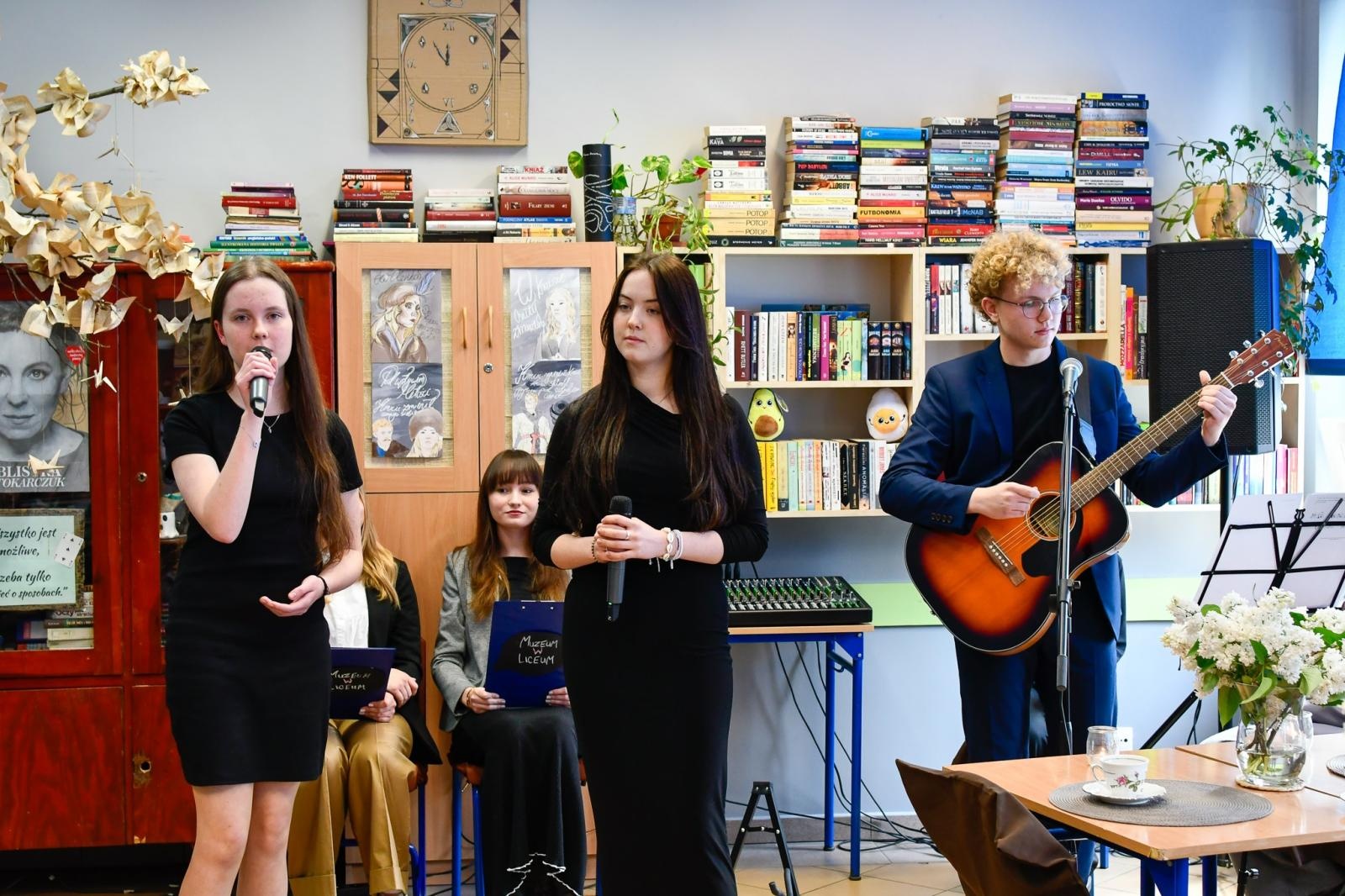Zdjęcie w galerii na portalu naszraciborz.pl: Muzeum w liceum – wernisaż wystawy w ZSO nr 1 wiadomości z regionu