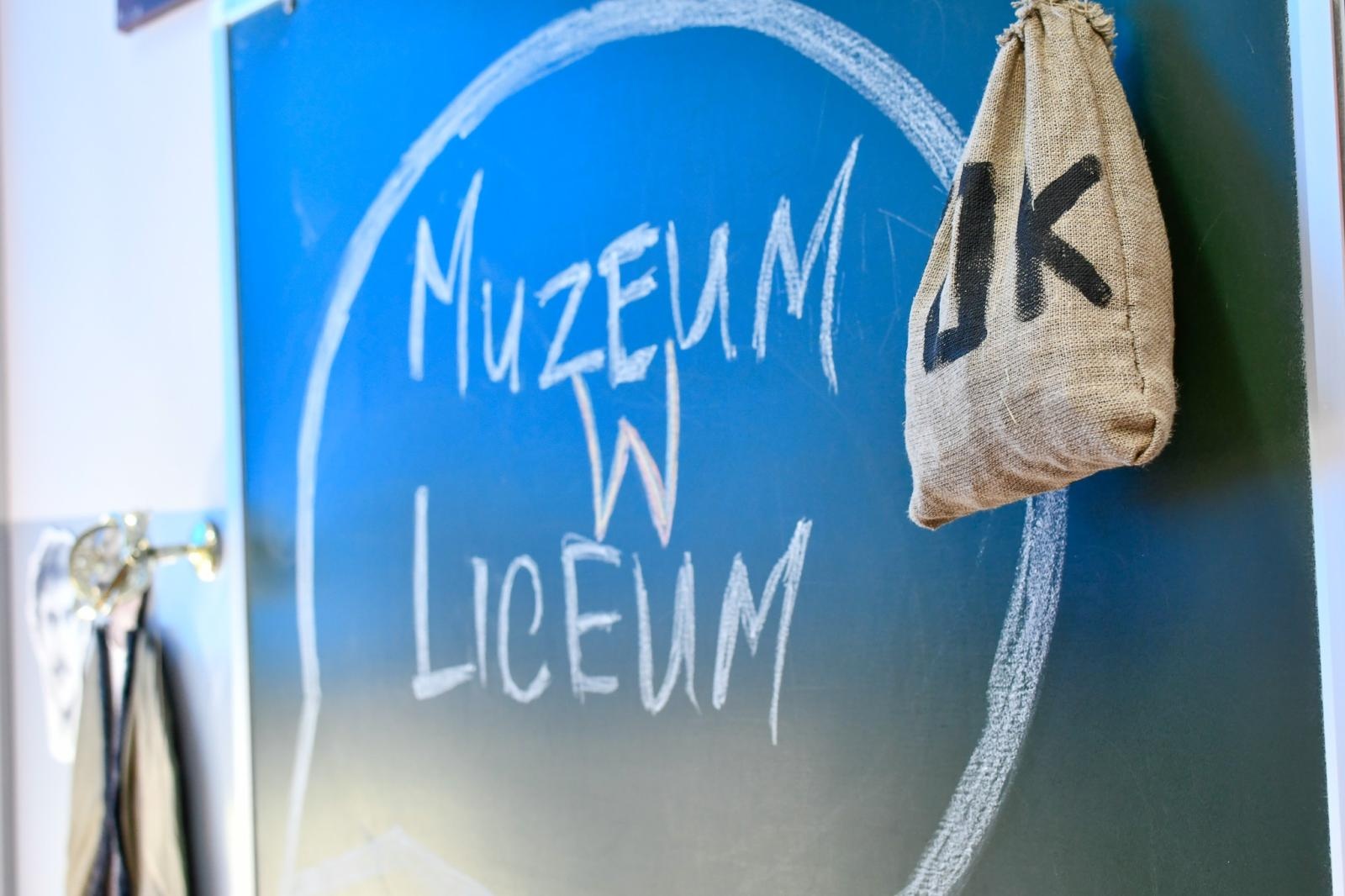 Zdjęcie w galerii na portalu naszraciborz.pl: Muzeum w liceum – wernisaż wystawy w ZSO nr 1 wiadomości z regionu