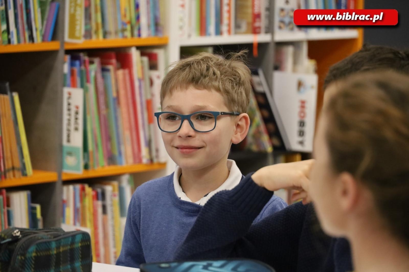 Zdjęcie w galerii na portalu naszraciborz.pl: Mikołajkowe potyczki w bibliotece z okazji Światowego Dnia Książki wiadomości z regionu