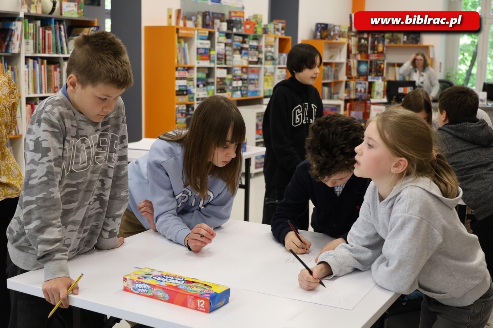 Zdjęcie w galerii na portalu naszraciborz.pl: Mikołajkowe potyczki w bibliotece z okazji Światowego Dnia Książki wiadomości z regionu