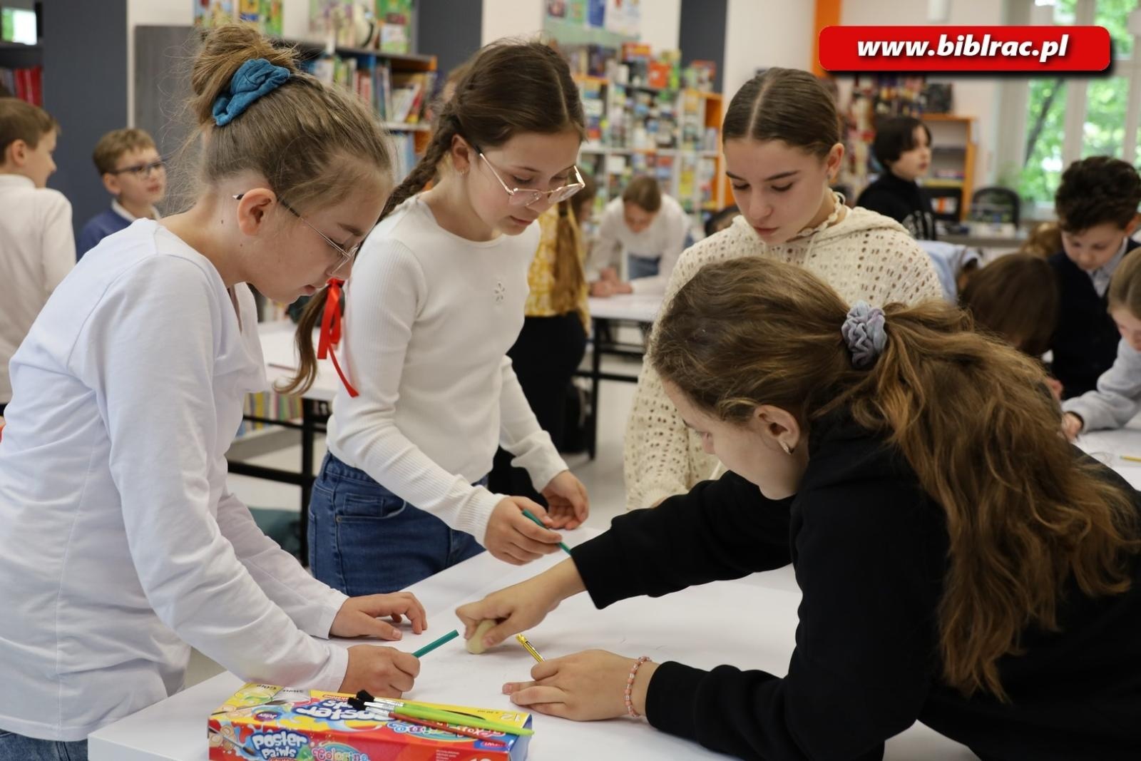 Zdjęcie w galerii na portalu naszraciborz.pl: Mikołajkowe potyczki w bibliotece z okazji Światowego Dnia Książki wiadomości z regionu