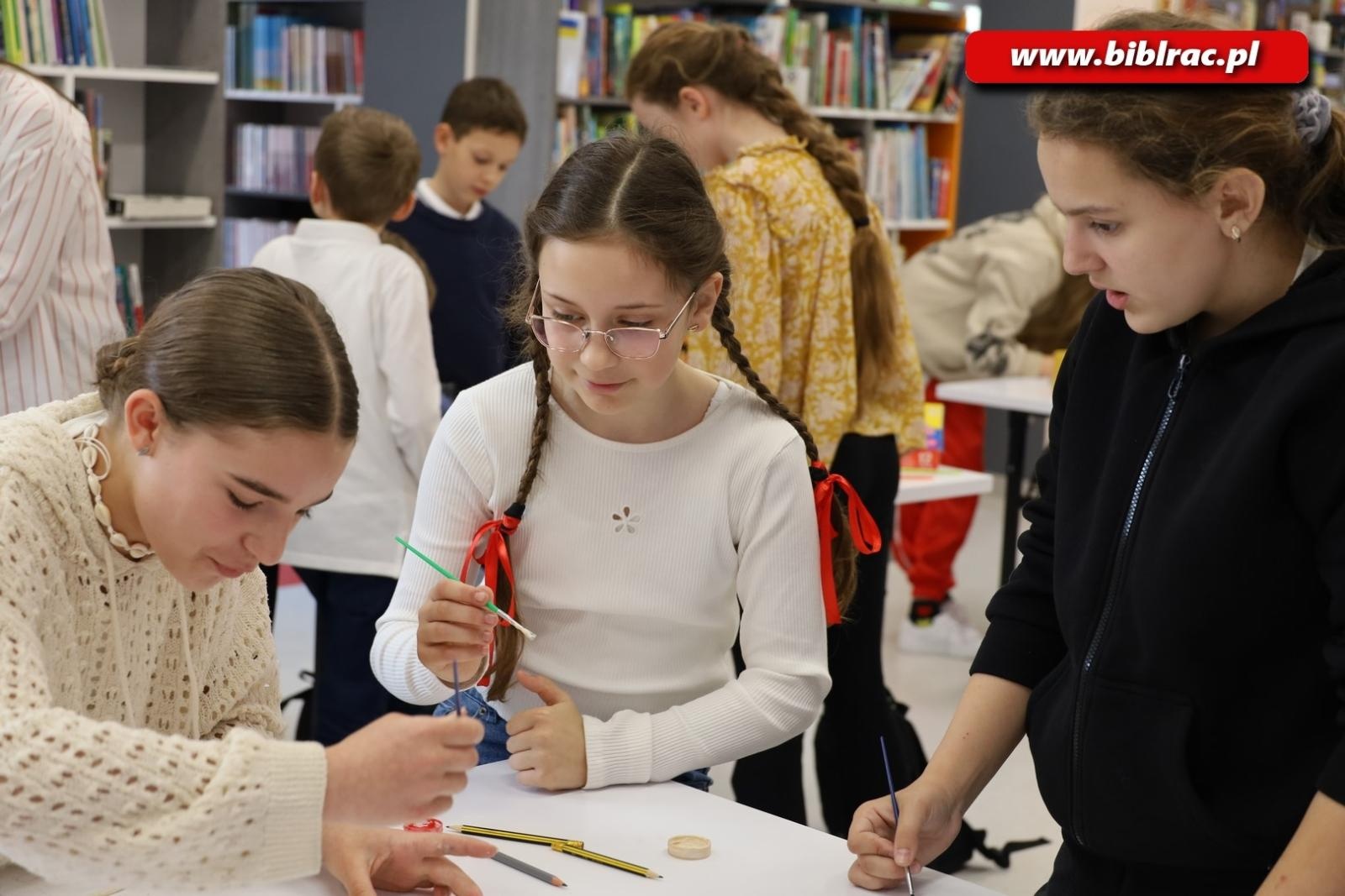 Zdjęcie w galerii na portalu naszraciborz.pl: Mikołajkowe potyczki w bibliotece z okazji Światowego Dnia Książki wiadomości z regionu