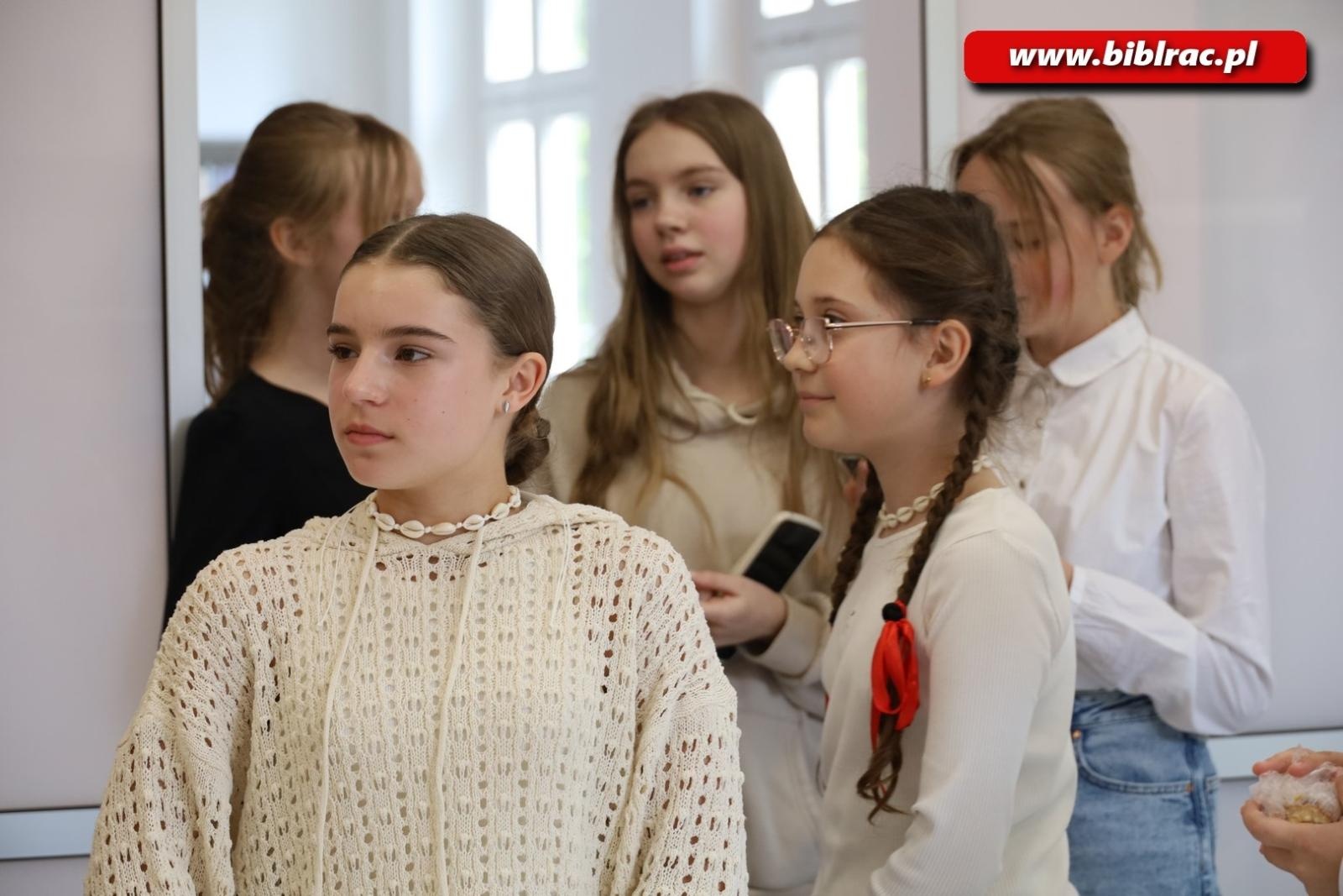 Zdjęcie w galerii na portalu naszraciborz.pl: Mikołajkowe potyczki w bibliotece z okazji Światowego Dnia Książki wiadomości z regionu