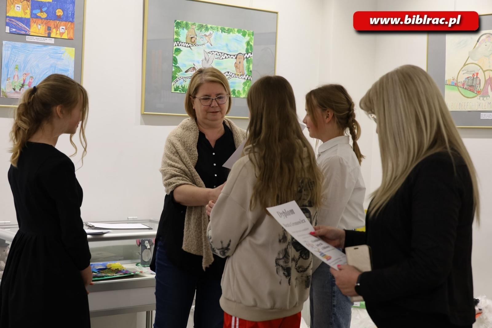 Zdjęcie w galerii na portalu naszraciborz.pl: Mikołajkowe potyczki w bibliotece z okazji Światowego Dnia Książki wiadomości z regionu