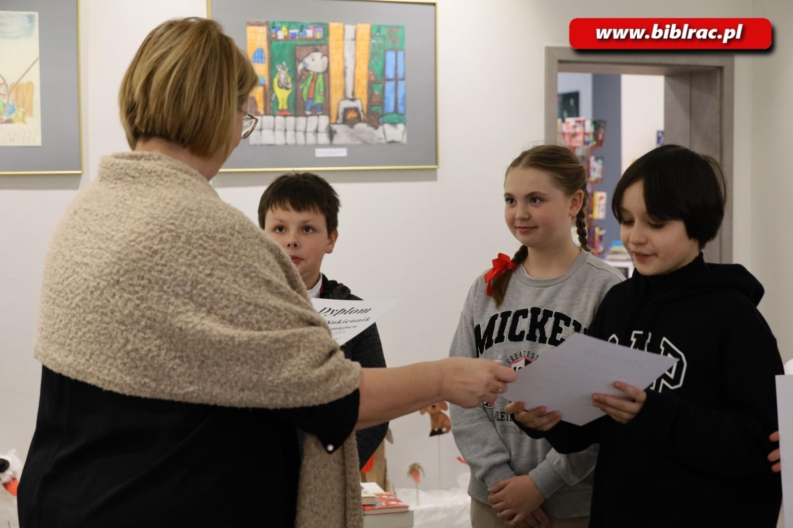 Zdjęcie w galerii na portalu naszraciborz.pl: Mikołajkowe potyczki w bibliotece z okazji Światowego Dnia Książki wiadomości z regionu
