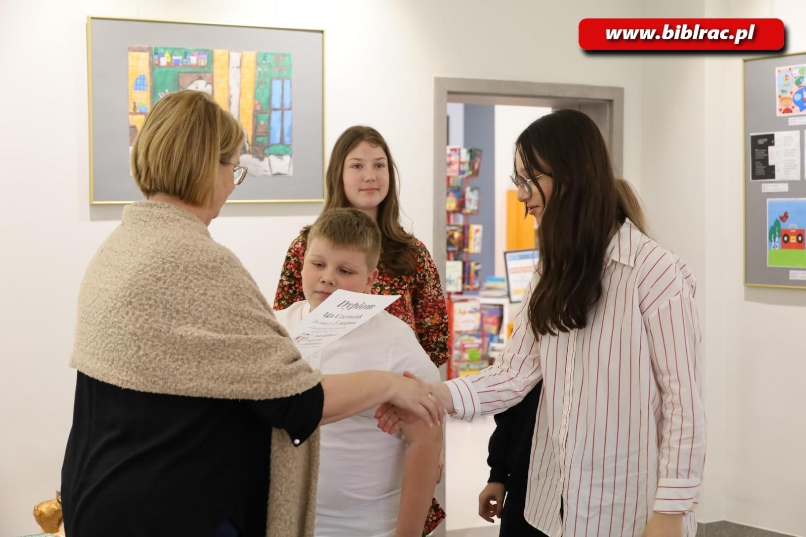 Zdjęcie w galerii na portalu naszraciborz.pl: Mikołajkowe potyczki w bibliotece z okazji Światowego Dnia Książki wiadomości z regionu