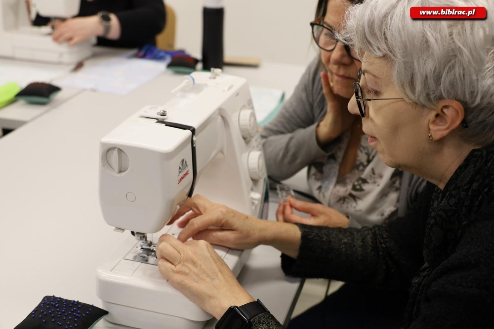 Zdjęcie w galerii na portalu naszraciborz.pl: Warsztaty szycia w raciborskiej bibliotece [FOTO] wiadomości z regionu