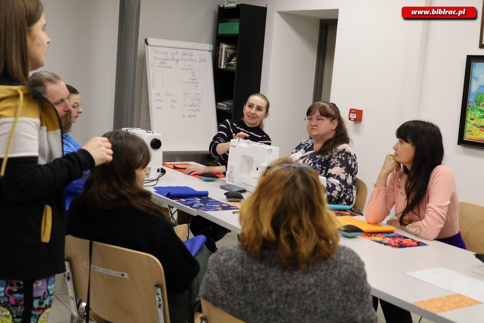 Zdjęcie w galerii na portalu naszraciborz.pl: Warsztaty szycia w raciborskiej bibliotece [FOTO] wiadomości z regionu