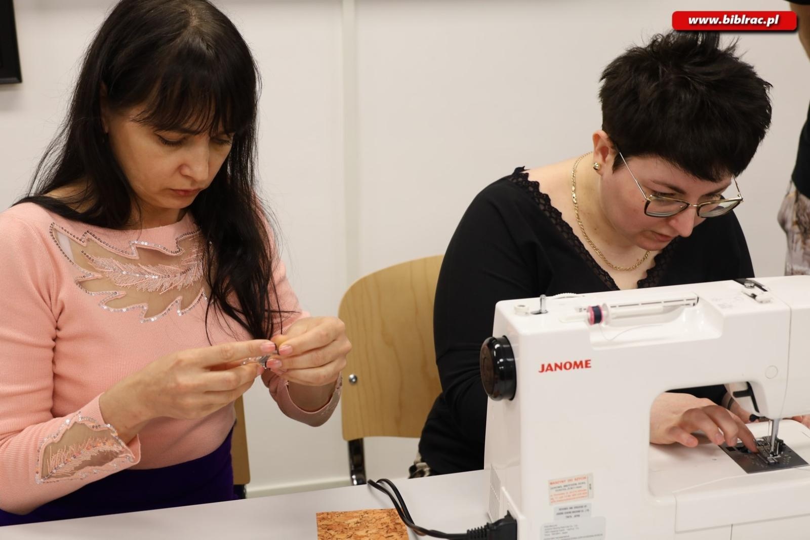 Zdjęcie w galerii na portalu naszraciborz.pl: Warsztaty szycia w raciborskiej bibliotece [FOTO] wiadomości z regionu