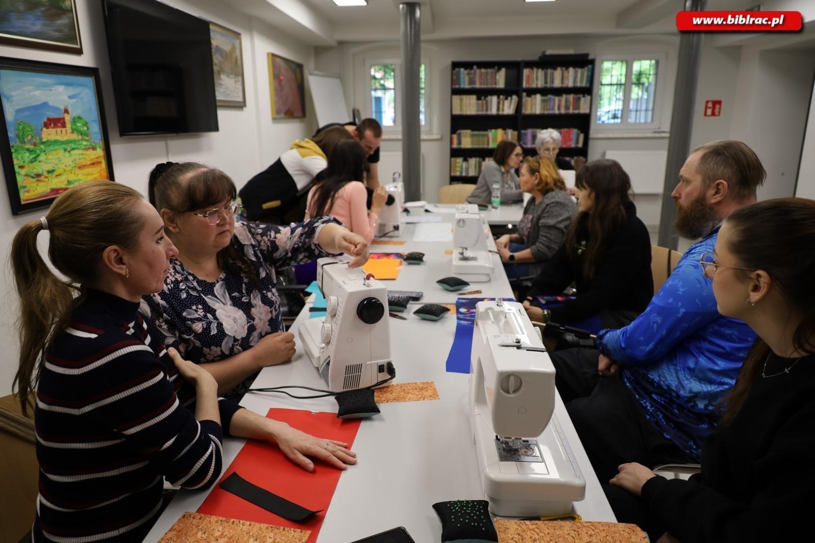 Zdjęcie w galerii na portalu naszraciborz.pl: Warsztaty szycia w raciborskiej bibliotece [FOTO] wiadomości z regionu