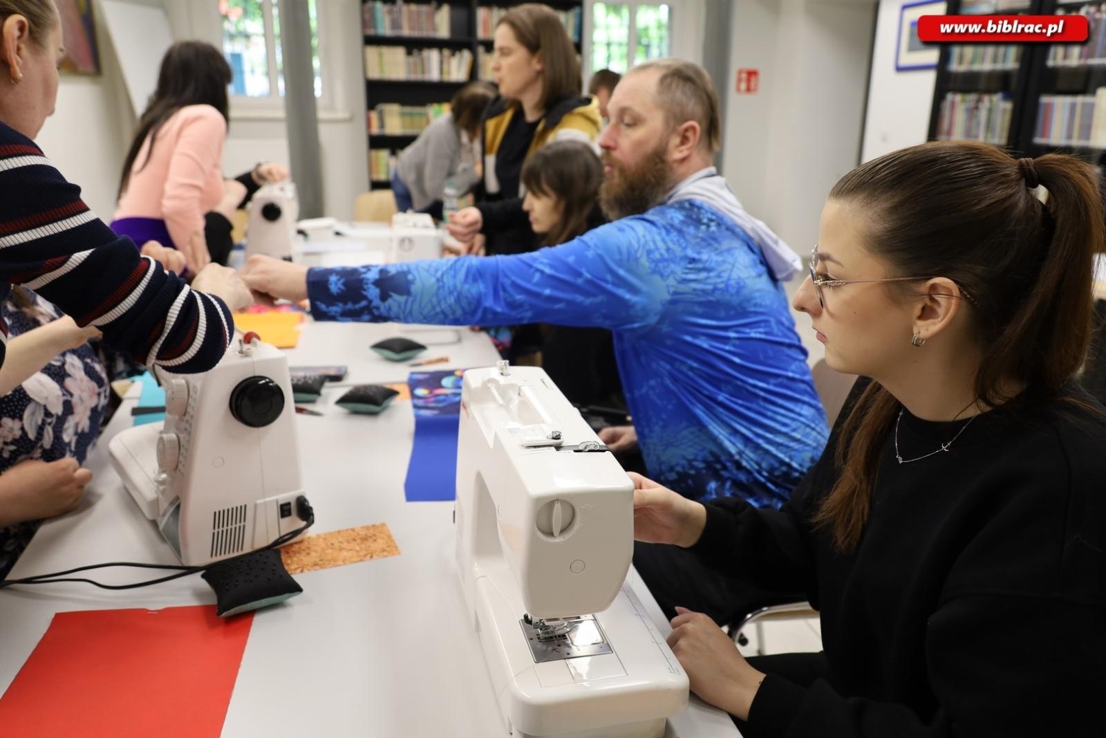 Zdjęcie w galerii na portalu naszraciborz.pl: Warsztaty szycia w raciborskiej bibliotece [FOTO] wiadomości z regionu
