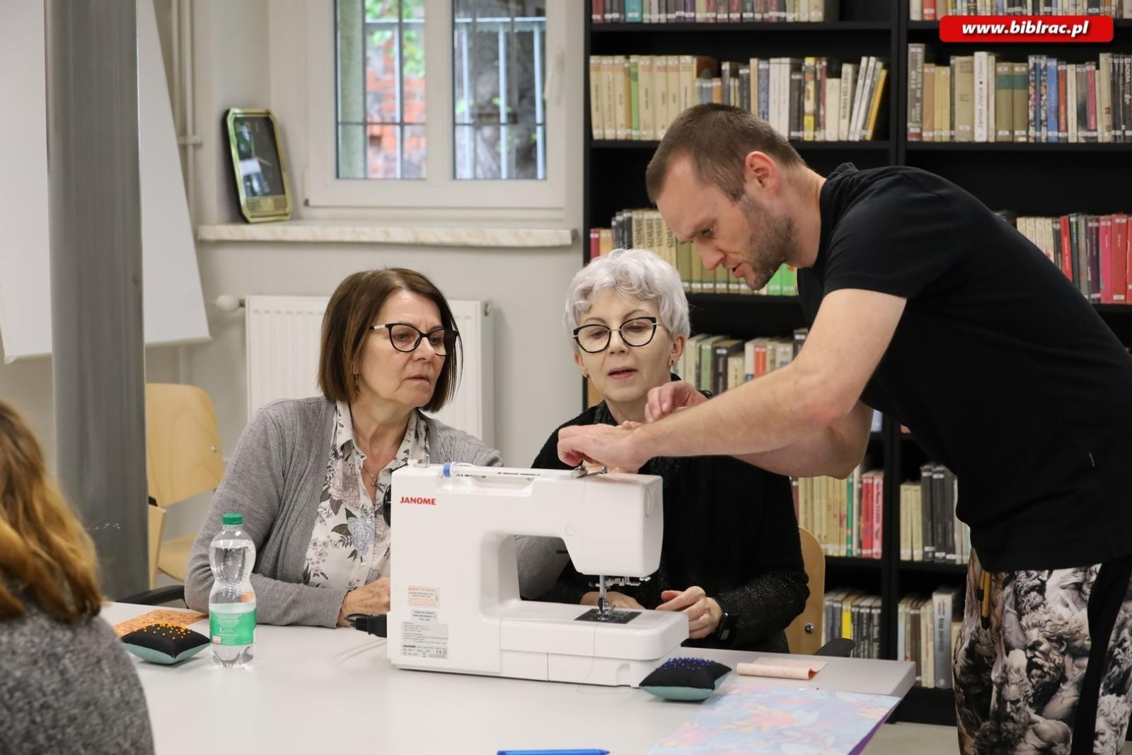 Zdjęcie w galerii na portalu naszraciborz.pl: Warsztaty szycia w raciborskiej bibliotece [FOTO] wiadomości z regionu