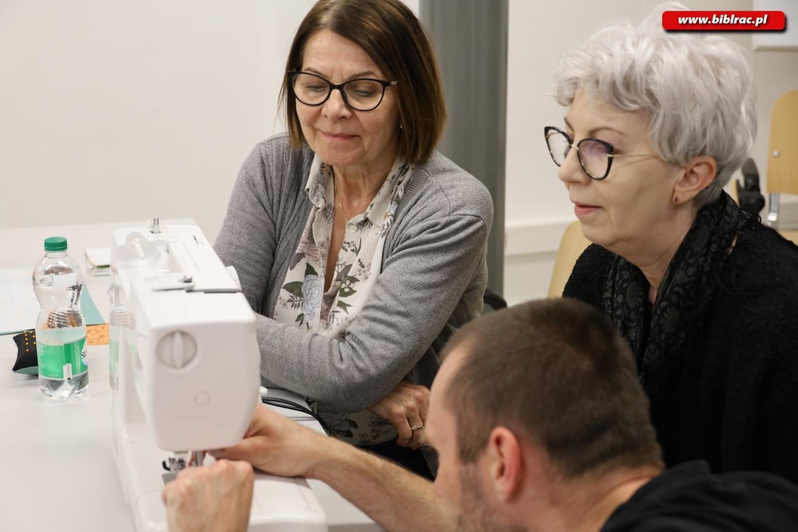 Zdjęcie w galerii na portalu naszraciborz.pl: Warsztaty szycia w raciborskiej bibliotece [FOTO] wiadomości z regionu