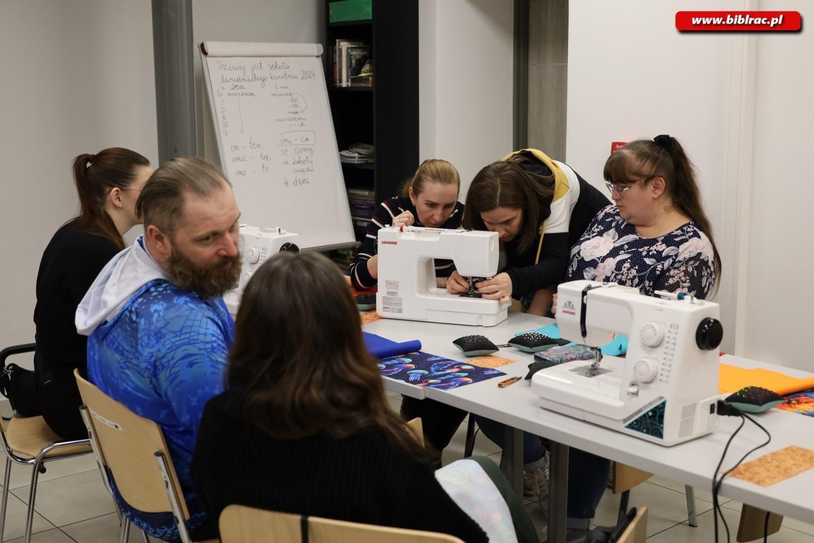Zdjęcie w galerii na portalu naszraciborz.pl: Warsztaty szycia w raciborskiej bibliotece [FOTO] wiadomości z regionu