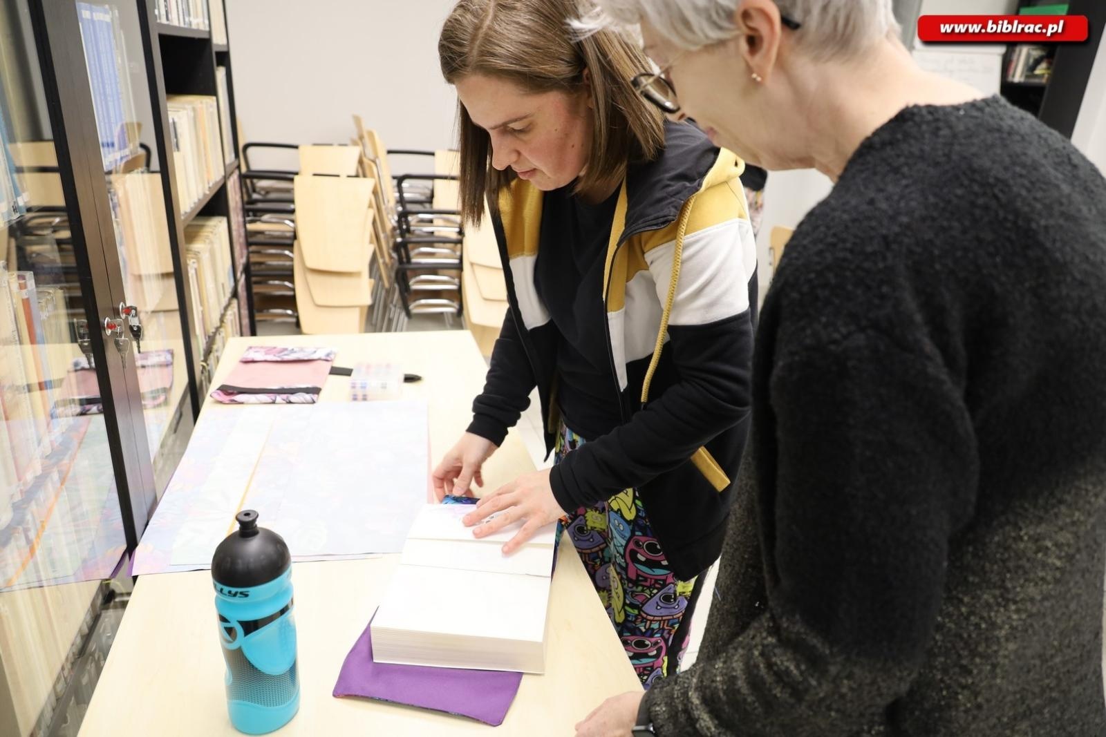 Zdjęcie w galerii na portalu naszraciborz.pl: Warsztaty szycia w raciborskiej bibliotece [FOTO] wiadomości z regionu