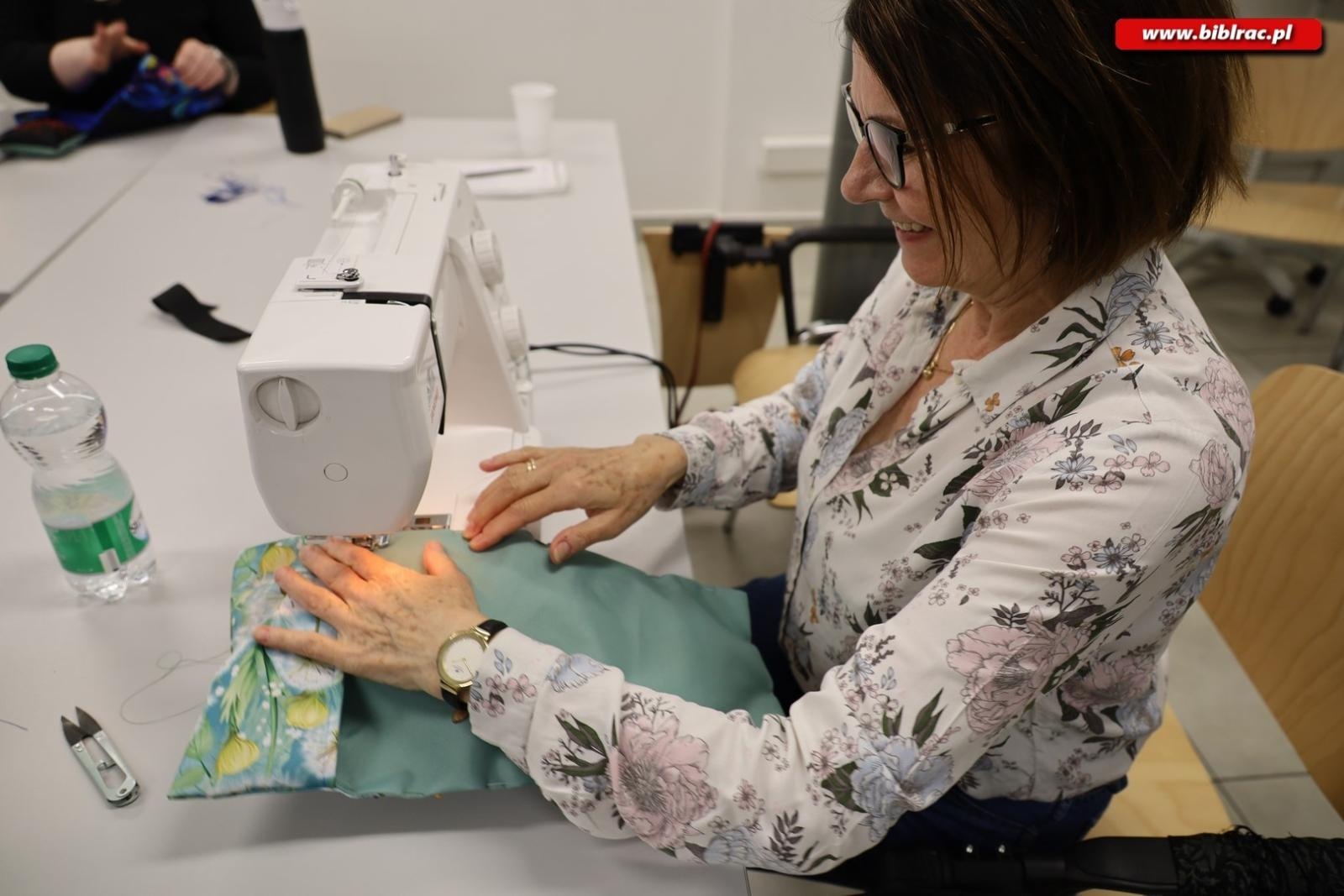 Zdjęcie w galerii na portalu naszraciborz.pl: Warsztaty szycia w raciborskiej bibliotece [FOTO] wiadomości z regionu