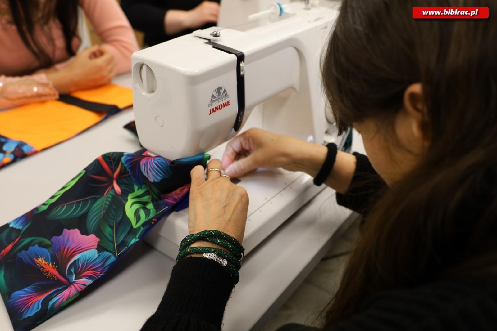 Zdjęcie w galerii na portalu naszraciborz.pl: Warsztaty szycia w raciborskiej bibliotece [FOTO] wiadomości z regionu