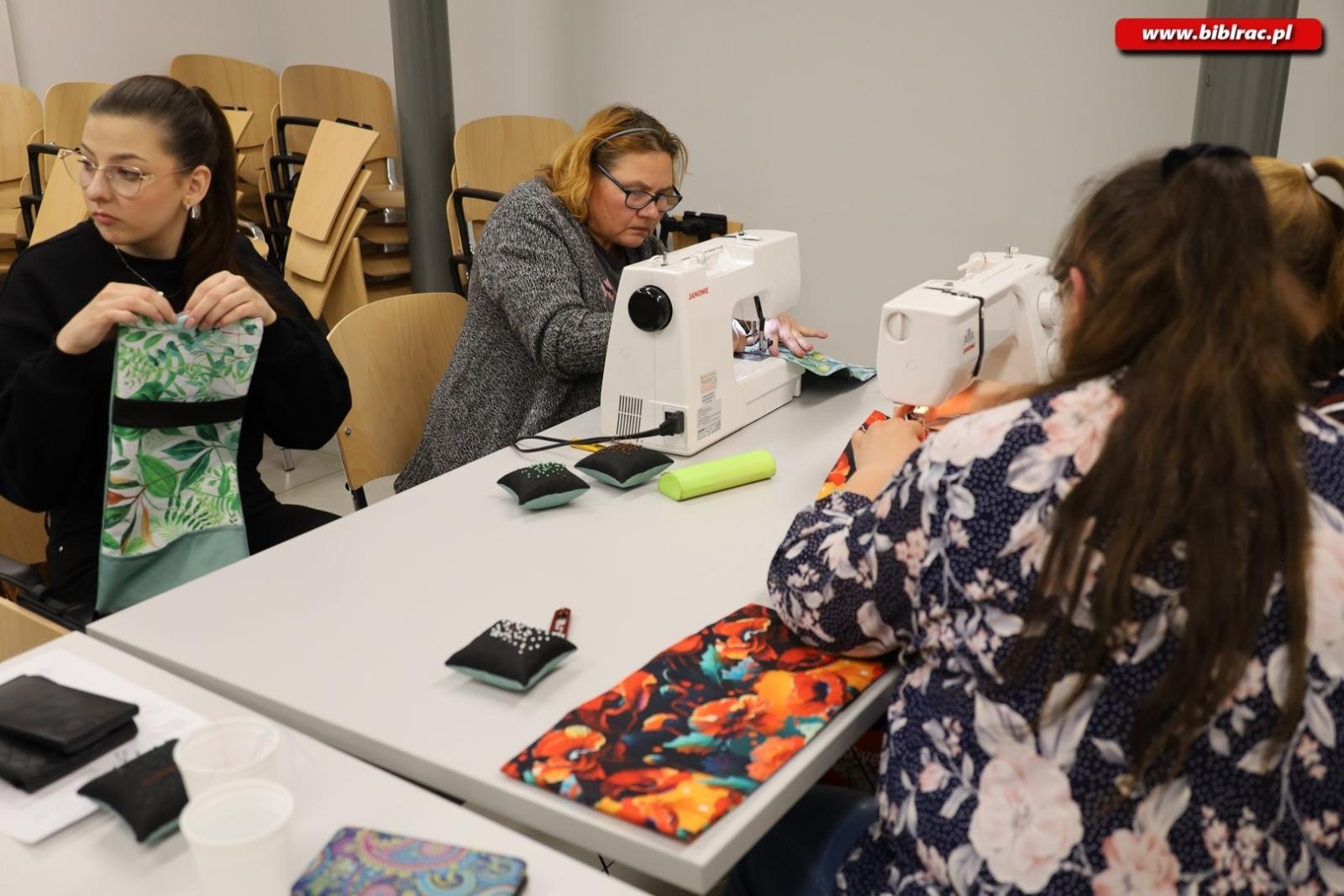 Zdjęcie w galerii na portalu naszraciborz.pl: Warsztaty szycia w raciborskiej bibliotece [FOTO] wiadomości z regionu