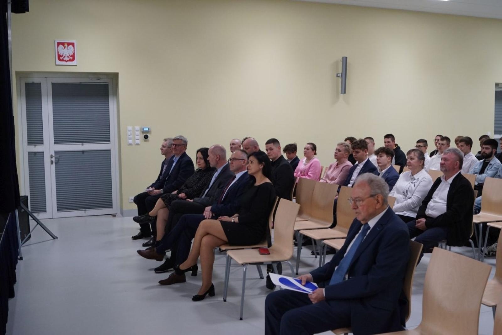 Zdjęcie w galerii na portalu naszraciborz.pl: RIG przekazał pieniądze zebrane podczas Gwiazdki Serc wiadomości z regionu