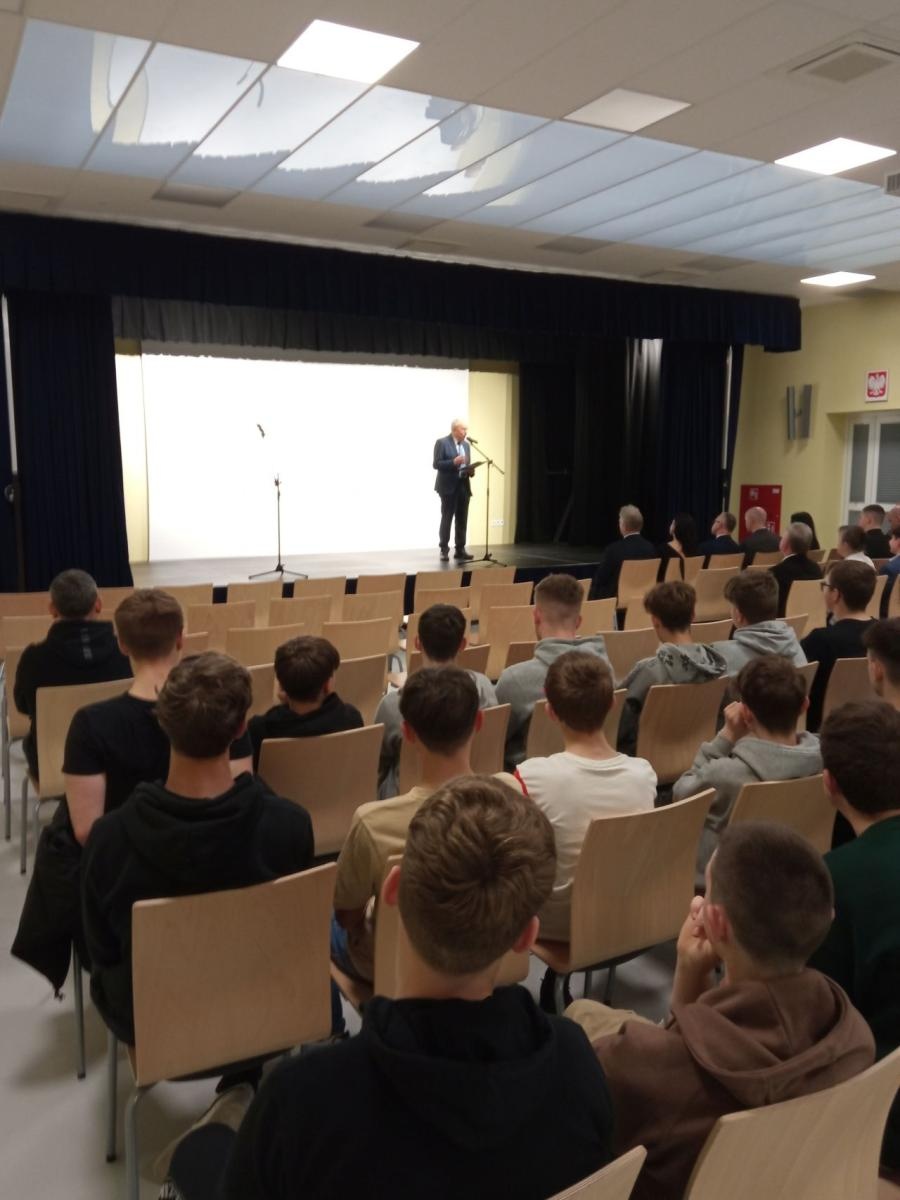 Zdjęcie w galerii na portalu naszraciborz.pl: RIG przekazał pieniądze zebrane podczas Gwiazdki Serc wiadomości z regionu