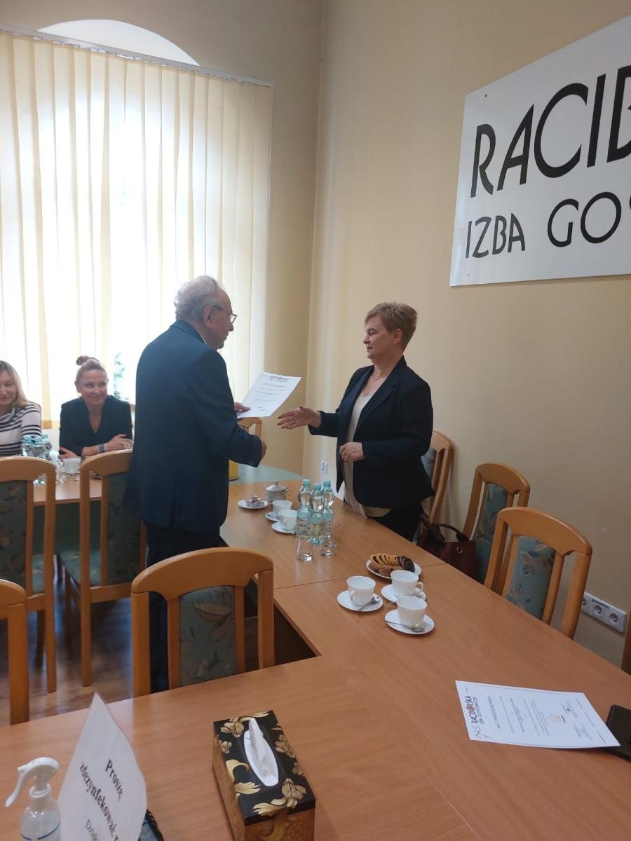 Zdjęcie w galerii na portalu naszraciborz.pl: RIG przekazał pieniądze zebrane podczas Gwiazdki Serc wiadomości z regionu